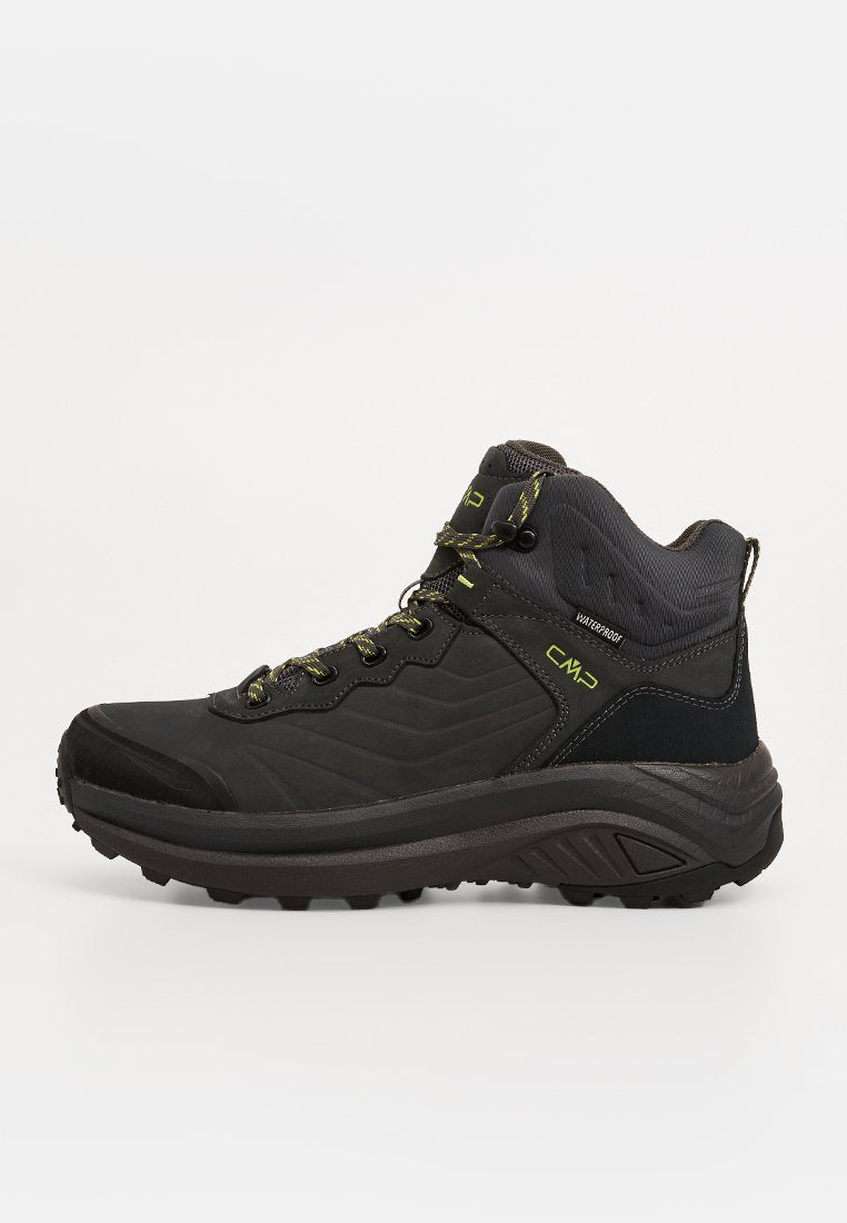Schwarzer wasserdichter Wanderschuh mit hoher Knöchelunterstützung, strukturiertem Profil und grünen Akzenten an den Schnürsenkeln und der Marke.
