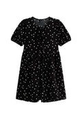 Schwarzes Kurzarmkleid mit weißen Polka-Dots, runder Ausschnitt und Bindeband vorne. Ausgestellter Saum und strukturierter Stoff.