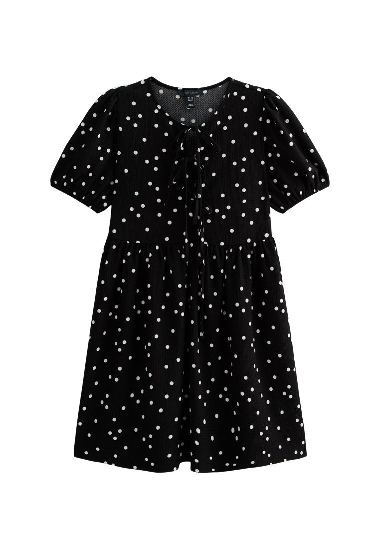 Schwarzes Kurzarmkleid mit weißen Polka-Dots, runder Ausschnitt und Bindeband vorne. Ausgestellter Saum und strukturierter Stoff.