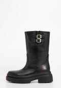Schwarze Lederstiefelette mit zwei goldenen Schnallen, dicker Gummisohle und glatter Textur. Entworfen mit einer schlanken Form und minimalen Details.