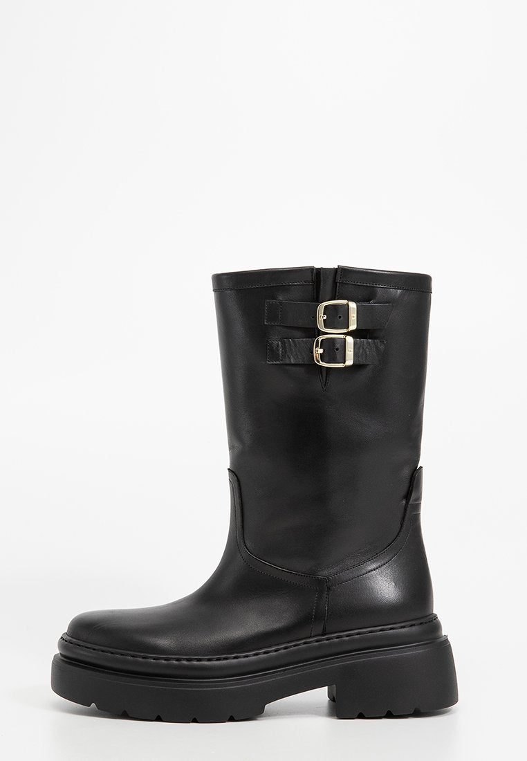 Schwarze Lederstiefelette mit zwei goldenen Schnallen, dicker Gummisohle und glatter Textur. Entworfen mit einer schlanken Form und minimalen Details.