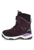Lila und schwarze mid-height Wanderschuhe mit Gore-Tex, robuster Sohle, Zuglasche und Schnellverschluss-Drehverschluss auf weißem Hintergrund.