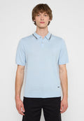 Helles blaues, geripptes Poloshirt mit kurzen Ärmeln, mit kontrastierendem Kragen und einem kleinen schwarzen Logo auf der unteren linken Seite.