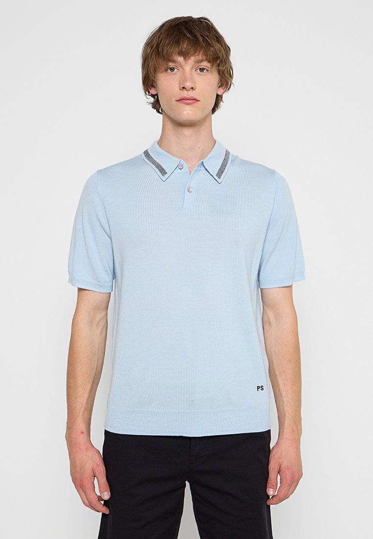Helles blaues, geripptes Poloshirt mit kurzen Ärmeln, mit kontrastierendem Kragen und einem kleinen schwarzen Logo auf der unteren linken Seite.