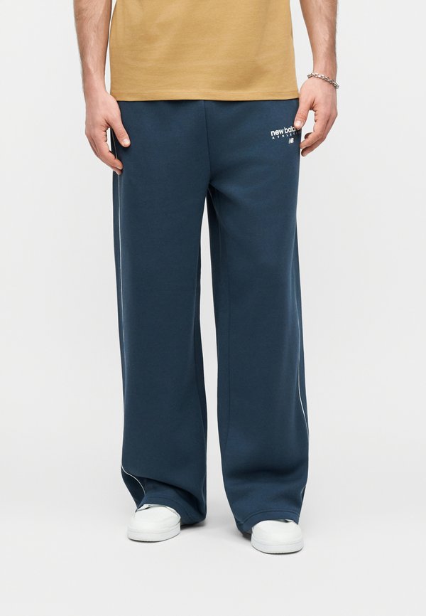 New Balance LINEAR GRAPHIC PANT - Tracksuit bottoms - navy