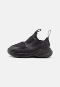 Schwarzer Sportschuh mit Mesh-Obermaterial und Gummisohle. Verfügt über ein Slip-On-Design, eine Zuglasche und dezente Logodetails an der Seite.