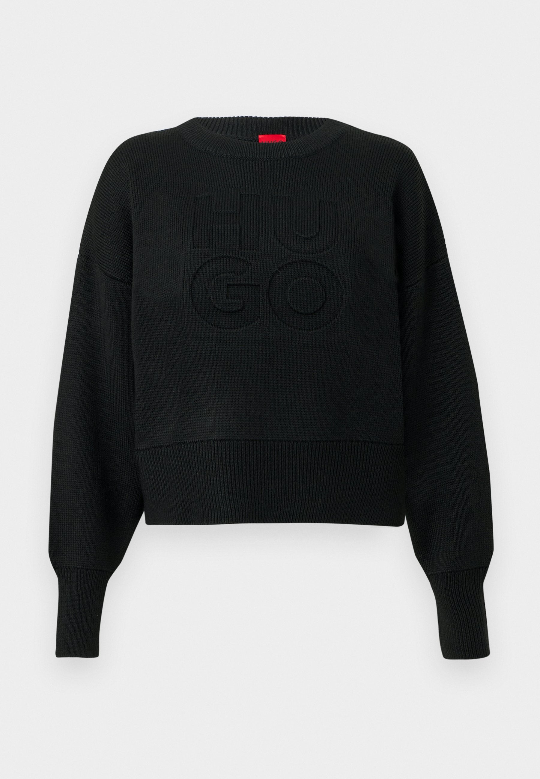 Schwarzer, kurz geschnittener Pullover mit einer gerippten Textur und rundem Ausschnitt, mit einem geprägten "HUGO"-Logo auf der Vorderseite und gerippten Bündchen.