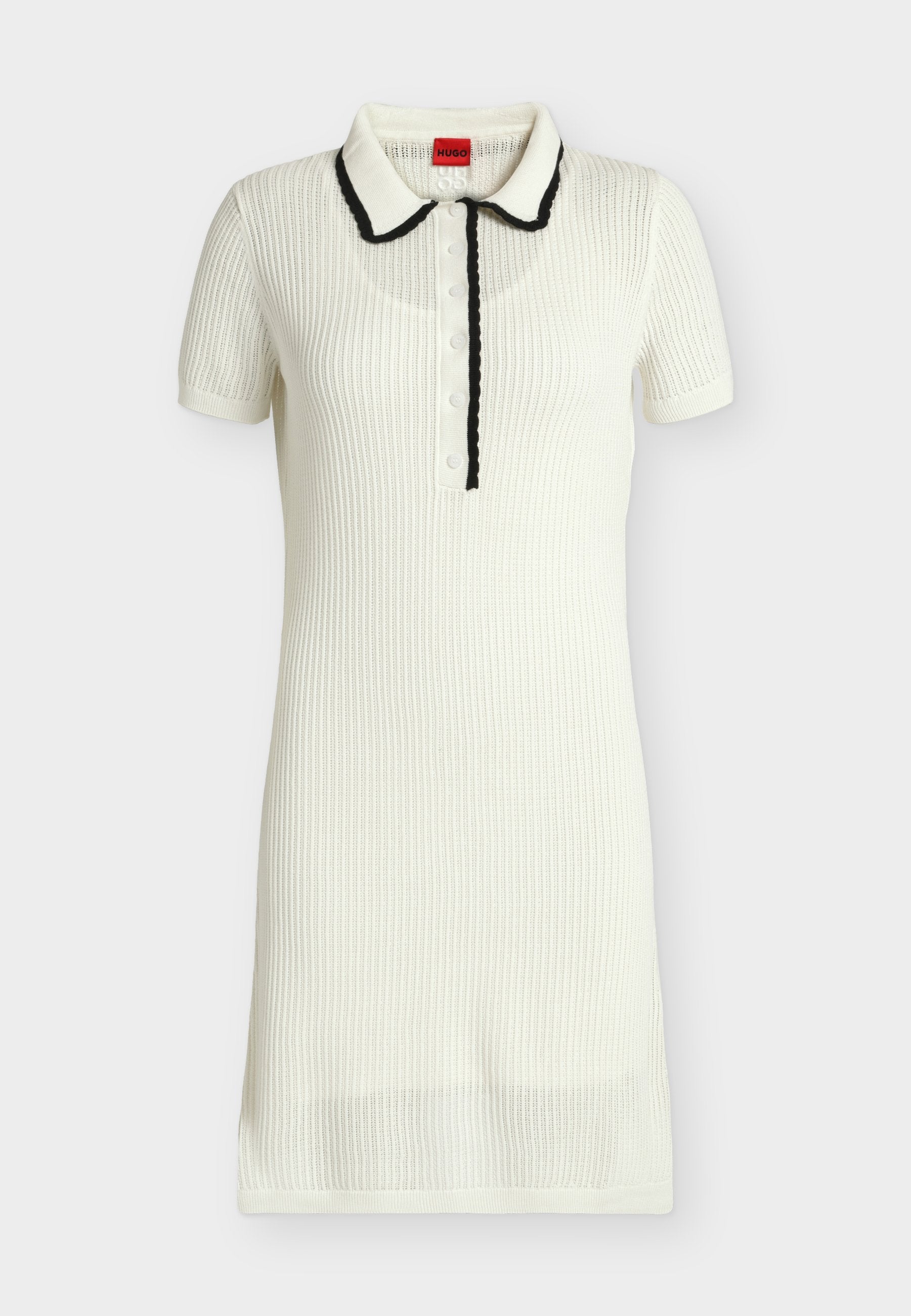 Weißes Strickkleid mit kurzen Ärmeln, schwarz abgesetztem Kragen und Knopfleiste, mit gerippter Struktur und midilanger Oberschenkellänge.
