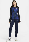 Nike Langarmshirt und enganliegende Hose in Dunkelblau mit grafischen Mustern. Das Shirt hat einen Rundhalsausschnitt und ein Logo; die Hose hat strukturierte Akzente.