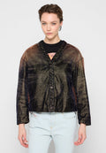 Metallisch glänzende, dunkle Stoffjacke mit cropped Schnitt, V-Ausschnitt und Knopfverschluss. Hat eine strukturierte Oberfläche und oversized Stil.