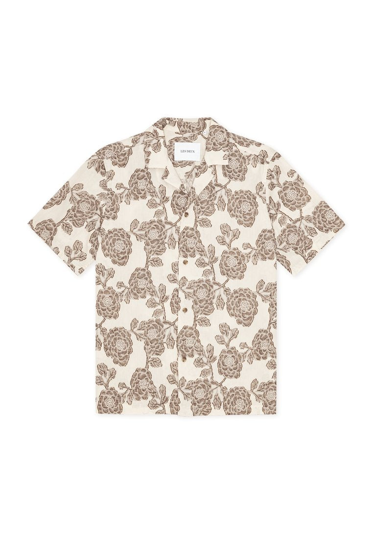 Kurzärmeliges Hemd in Creme mit braunem Blumenmuster. Verfügt über einen Camp-Kragen und eine lockere Passform. Leichter Stoff.