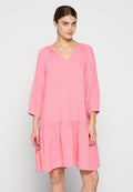 Rosa Leinenkleid mit V-Ausschnitt, dreiviertellangen Ärmeln, gerafften Details an den Schultern und einem gestuften Rockdesign.
