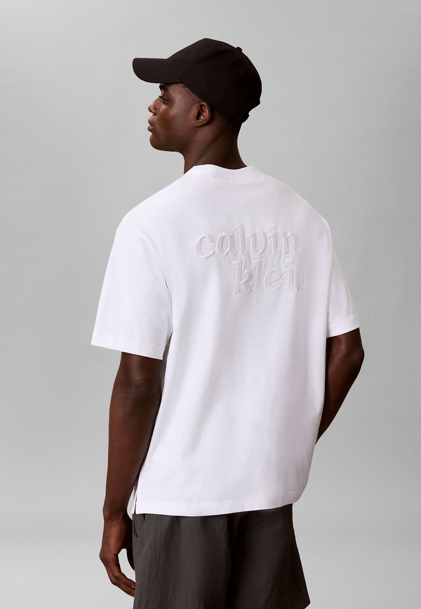 Calvin Klein Jeans CALVIN KLEIN JEANS RELAXED LOGO APPLIQUÉ T-SHIRT - Print T-shirt - bright white