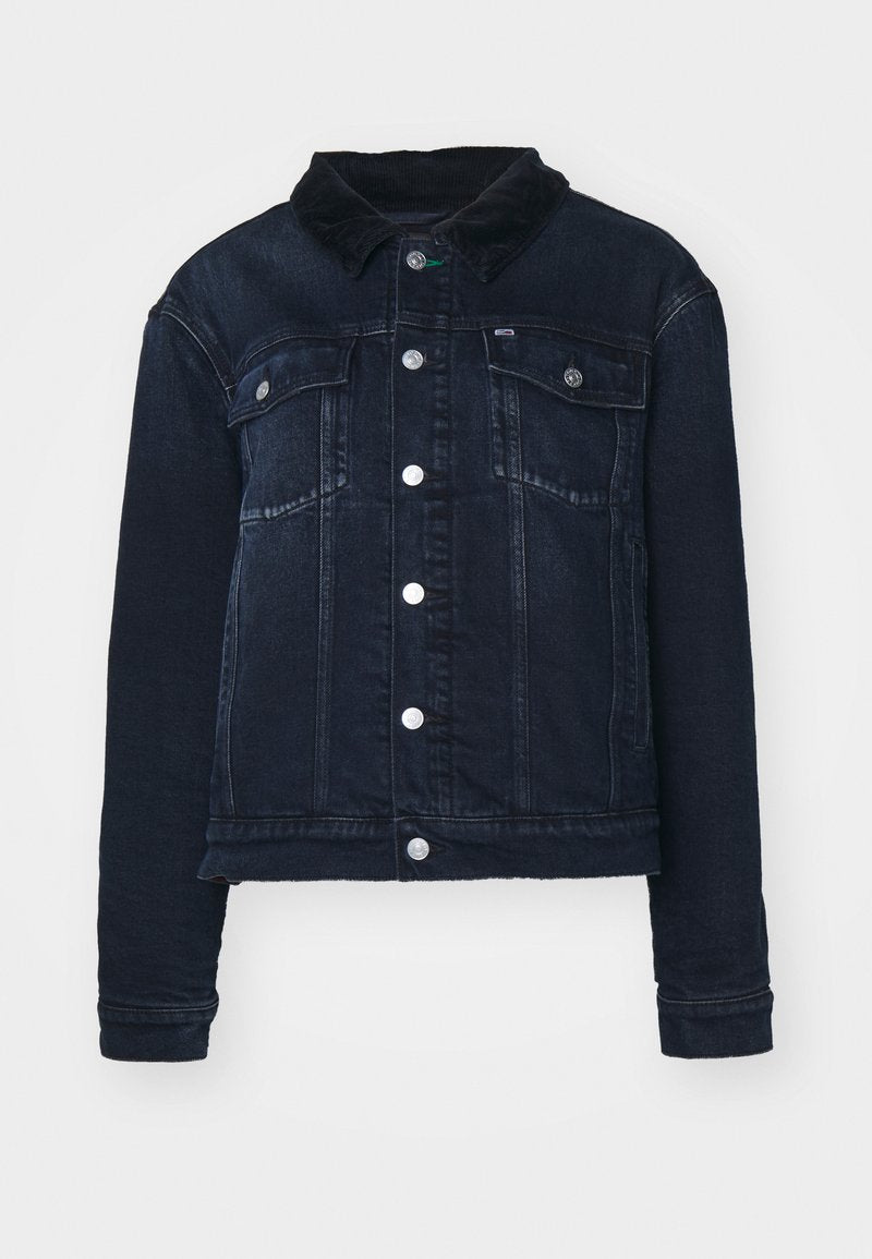 Dunkelblaue Jeansjacke mit einem Cordkragen, ausgestattet mit silbernen Druckknöpfen, Fronttaschen und einem cropped Design. Glatte Textur mit subtiler Verblassung.
