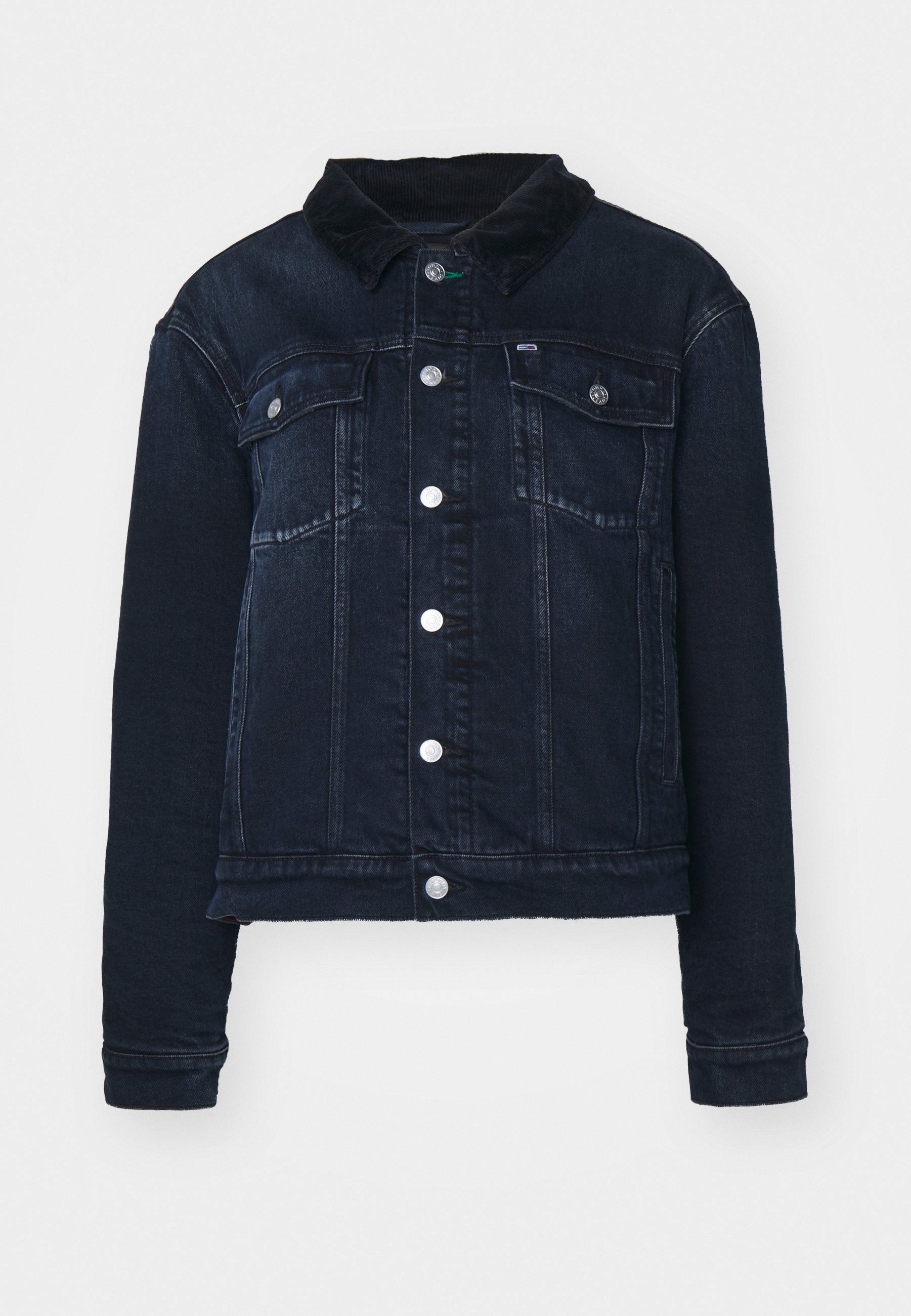 Dunkelblaue Jeansjacke mit einem Cordkragen, ausgestattet mit silbernen Druckknöpfen, Fronttaschen und einem cropped Design. Glatte Textur mit subtiler Verblassung.