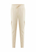 Beige Jogger-Hosen mit schmalem Schnitt, elastischem Bund und Kordelzug. Mit Seitentaschen und einem glatten, leichten Stoff.