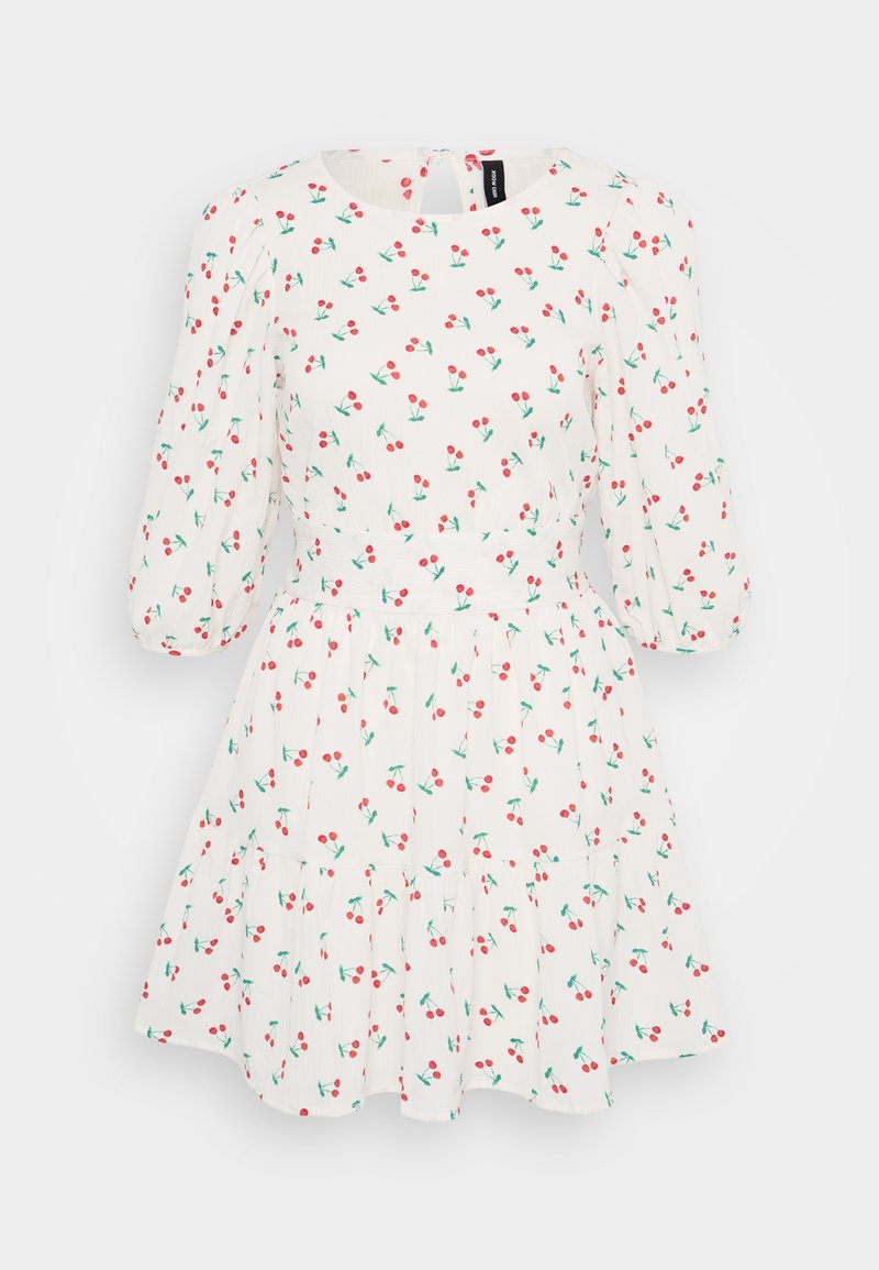 Weißes Kleid mit kurzen Puffärmeln, verziert mit einem roten Kirschmuster und grünen Blättern. Ausgestellter Rock mit einem gerafften Saum. Sichtbarer Verschluss hinten.