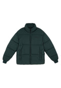 Grüne Pufferjacke mit hohem Kragen, Frontreißverschluss und zwei seitlichen Taschen. Verfügt über horizontale Steppbereiche und elastische Bündchen.