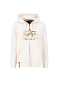 Cremefarbener Kapuzenpullover mit einem Reißverschluss auf der Vorderseite, der ein Camouflage-Muster und auffällige Schriftzüge zeigt. Mit Kapuze und seitlichen Taschen ausgestattet. Rote Akzente am Saum.