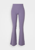 Lavendelfarbene, ausgestellte Leggings aus dehnbarem Stoff mit hohem Taillenbund; glatte Textur und einfaches Design ohne Muster oder Akzente.