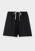 Schwarze legere Shorts mit elastischem Bund und weißem Kordelzug, flach auf einem hellgrauen Hintergrund ausgelegt.