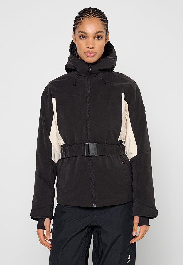 Schwarz-cremefarbene gesteppte Jacke mit hohem Kragen, verstellbarem Gürtel, Reißverschluss vorne und langen Ärmeln. Mit strukturiertem Stoff und kontrastierenden Farben.