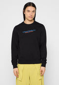Schwarzer Sweatshirt mit Rundhalsausschnitt, langen Ärmeln und einem Logo auf der Vorderseite in blauer und roter Schrift. Das Material wirkt weich und hat gerippte Bündchen.