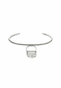 Silberner Metall-Choker-Armband mit einem zentralen Toggle-Verschluss, der einem kleinen Vorhängeschloss ähnelt. Elegant und glatt mit einer polierten Oberfläche.