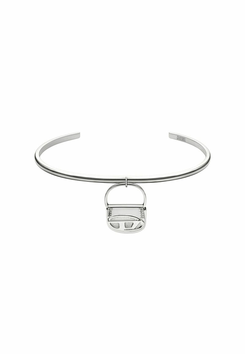 Silberner Metall-Choker-Armband mit einem zentralen Toggle-Verschluss, der einem kleinen Vorhängeschloss ähnelt. Elegant und glatt mit einer polierten Oberfläche.
