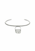 Silberner Metall-Choker-Armband mit einem zentralen Toggle-Verschluss, der einem kleinen Vorhängeschloss ähnelt. Elegant und glatt mit einer polierten Oberfläche.
