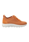 Orange gestrickte Sneaker mit Wildlederakzenten. Verfügt über einen gepolsterten Schaft, Schnürverschluss und eine weiße, wellenmusterte, flexible Laufsohle.