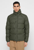 Olivgrüne Pufferjacke mit hohem Kragen, Druckknöpfen und elastischen Bündchen. Verfügt über gesteppte Abschnitte und ein Logo am linken Arm.
