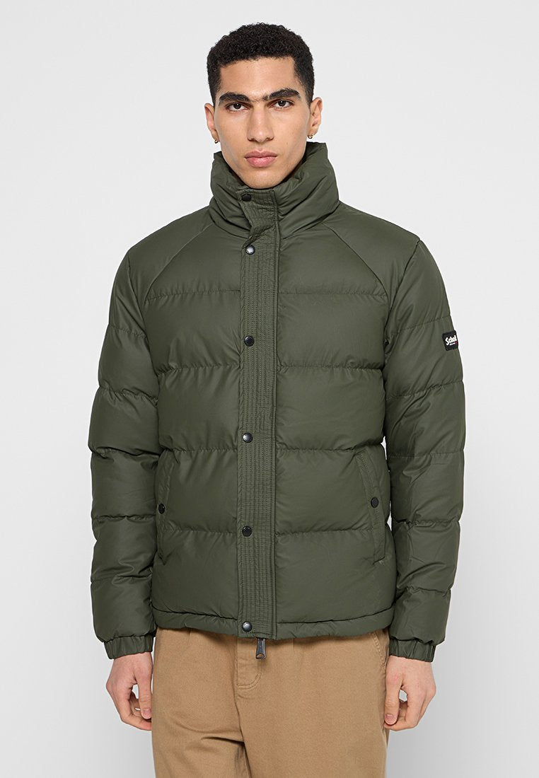 Olivgrüne Pufferjacke mit hohem Kragen, Druckknöpfen und elastischen Bündchen. Verfügt über gesteppte Abschnitte und ein Logo am linken Arm.