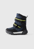 Marineblaue Kinderstiefel mit schwarzen Akzenten, zwei schwarzen Klettverschlüssen, einer strukturierten Gummisohle und einem reflektierenden weißen Paneel an der Seite.