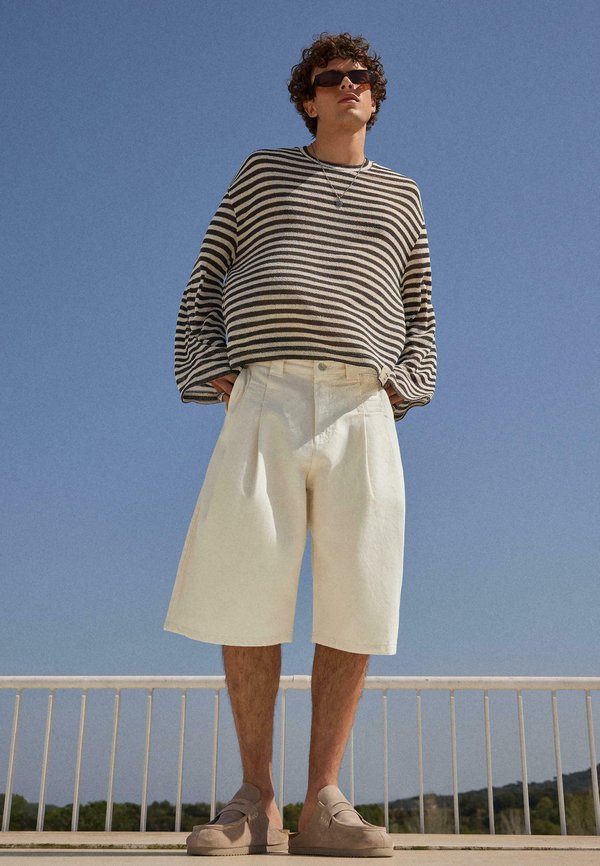 Bershka DARTED BARREL - BERMUDA SHORTS - Shorts - beige