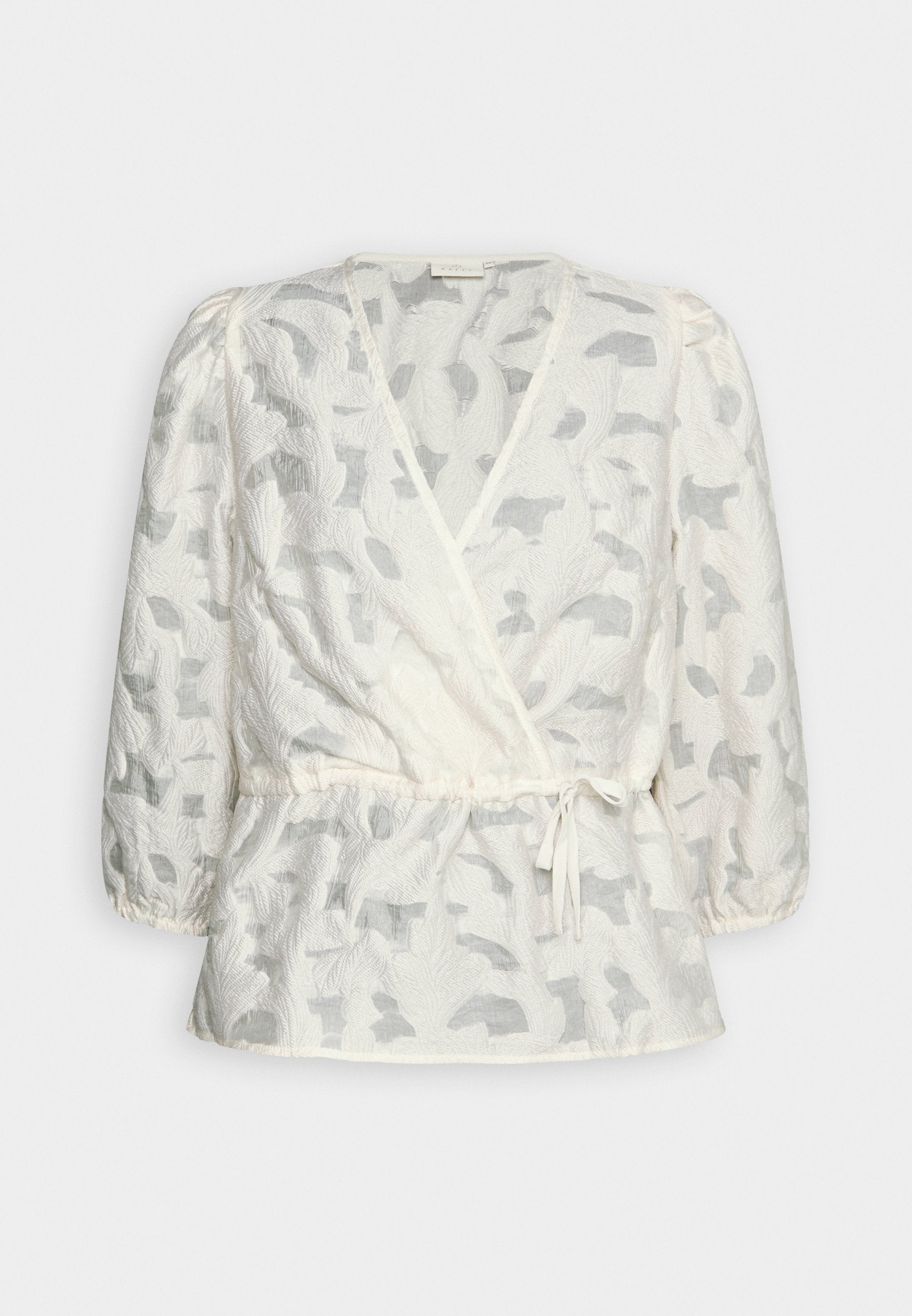 Weißes Wickeloberteil mit einem strukturierten Blumenmuster, kurzen Puffärmeln, einer taillierten Kordel und einem Peplum-Saum. Leichter, transparenter Stoff.