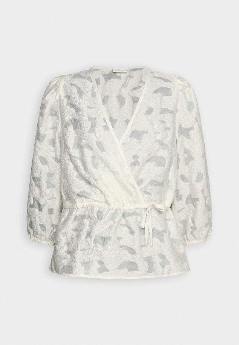 Weißes Wickeloberteil mit einem strukturierten Blumenmuster, kurzen Puffärmeln, einer taillierten Kordel und einem Peplum-Saum. Leichter, transparenter Stoff.