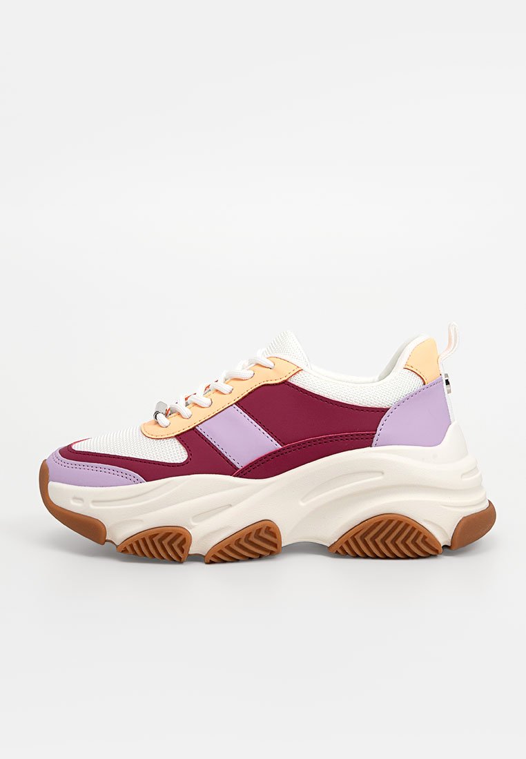 Bunt geflieste Sneaker mit einem weißen Mesh-Obermaterial, lila und burgunderfarbenen Akzenten, dicke cremefarbene Sohle und strukturiertem braunem Gummiaußensohle.