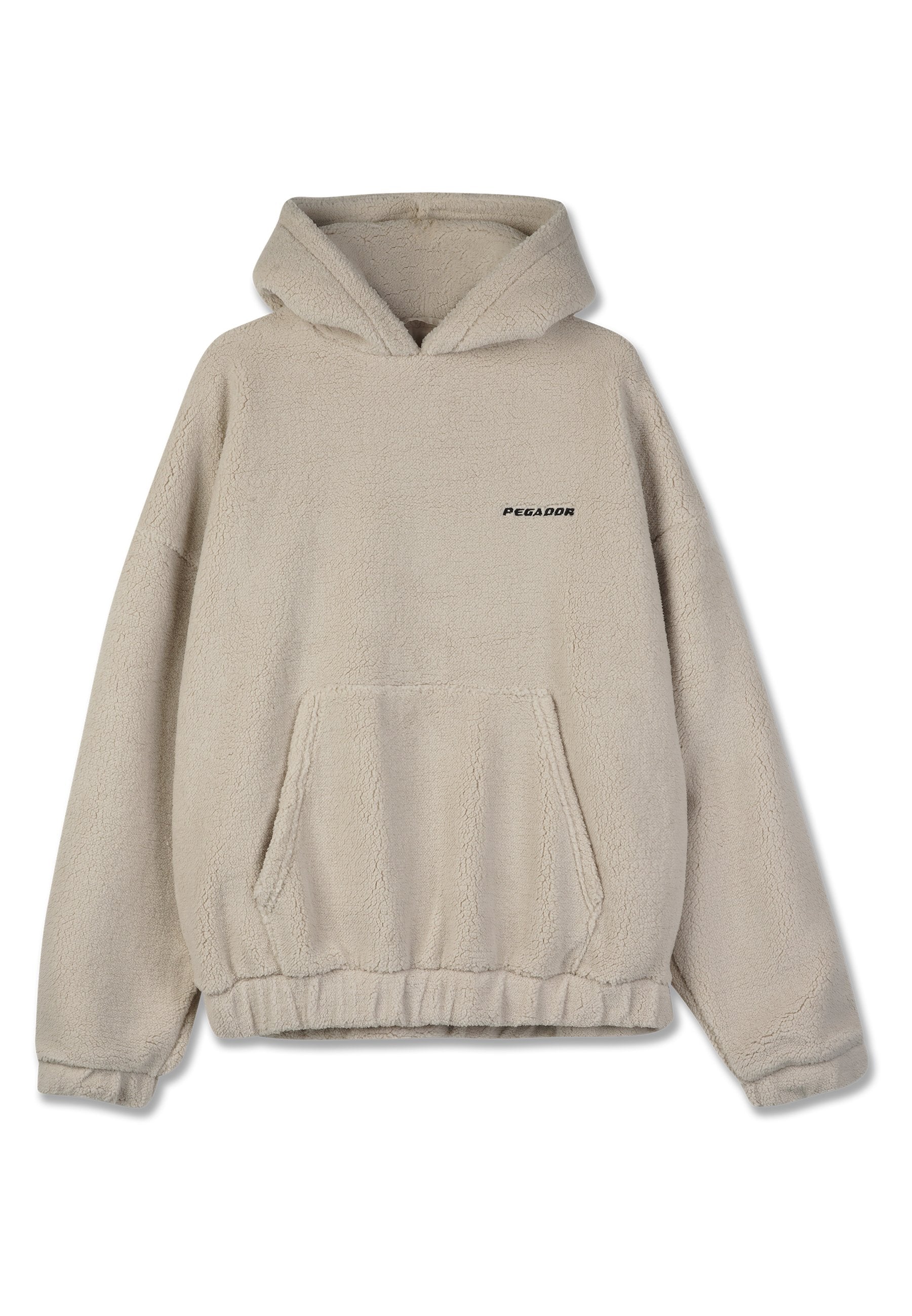 Beige Fleece-Pullover-Hoodie mit einer Vordertasche, elastischem Saum und Bündchen. Sieht ein kleines schwarzes Logo auf der Brust vor. Weiche Textur.