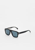 Schwarze Sonnenbrille mit quadratischem Rahmen, blau getönten Gläsern und schlanken Bügeln vor weißem Hintergrund.