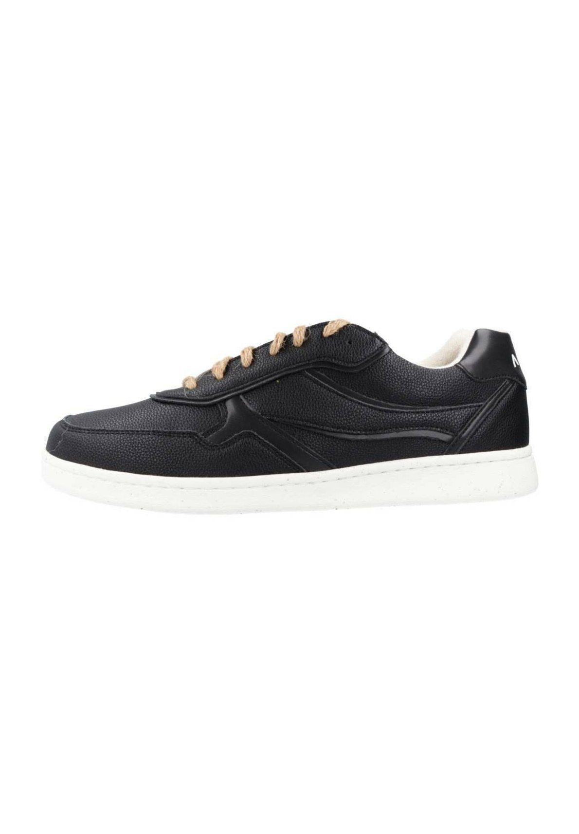 Schwarze Ledersneaker mit strukturierten Oberflächen, kontrastierender weißer Gummisohle und beigen Schnürsenkeln. Mit seitlichen Nähten und minimaler Markenkennzeichnung.