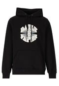 Schwarze Kapuzenjacke aus weichem Material, mit einem großen weißen Grafiklogo auf der Vorderseite, ausgestattet mit Kordelzügen und einer Vordertasche.