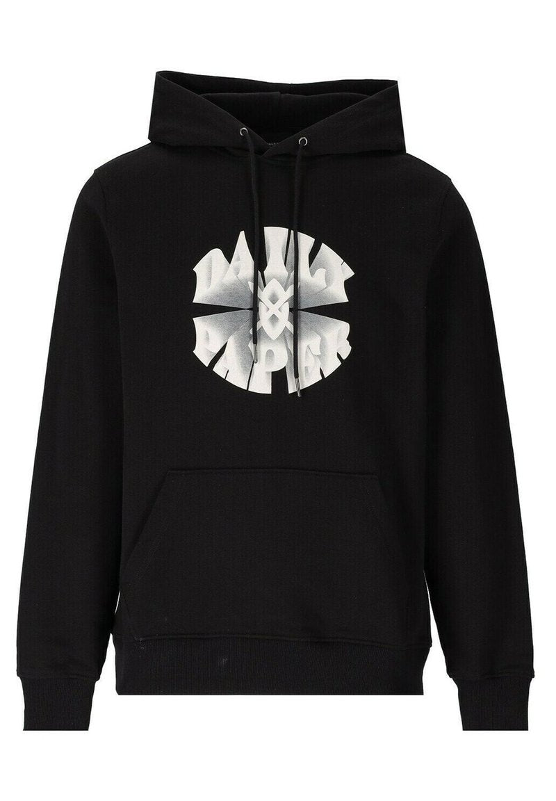 Schwarze Kapuzenjacke aus weichem Material, mit einem großen weißen Grafiklogo auf der Vorderseite, ausgestattet mit Kordelzügen und einer Vordertasche.