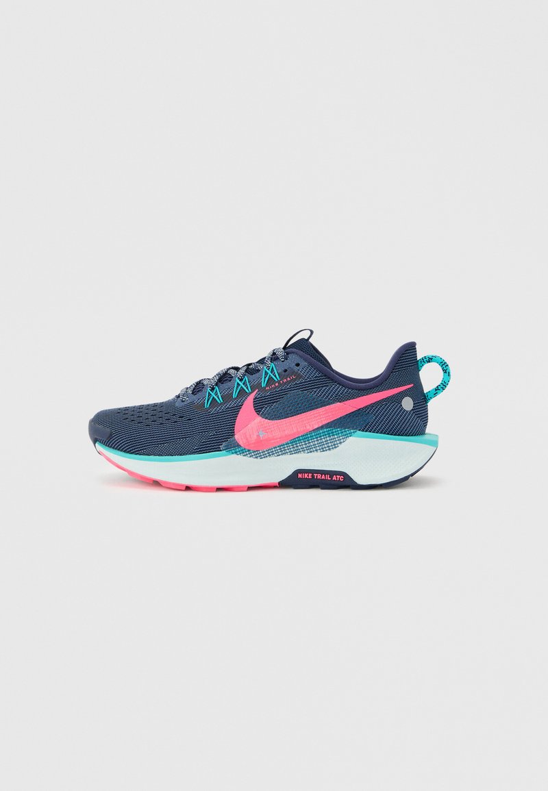 Marineblauer Nike Trailrunning-Schuh mit pinkem Swoosh, türkisfarbenen Akzenten, gemusterten Schnürsenkeln und dicker weißer Sohle mit pinker Profilsohle.