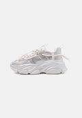 Robuster weißer Sneaker mit Mesh-Einsätzen, dicker strukturierter Sohle, elastischen Schlaufen-Schnürsenkeln und einer Lasche an der Ferse, seitlich dargestellt.