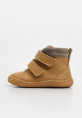 Brauner Lederschuh für Kleinkinder mit zwei Klettverschlüssen und einem gepolsterten grauen Kragen, seitlich auf weißem Hintergrund gezeigt.