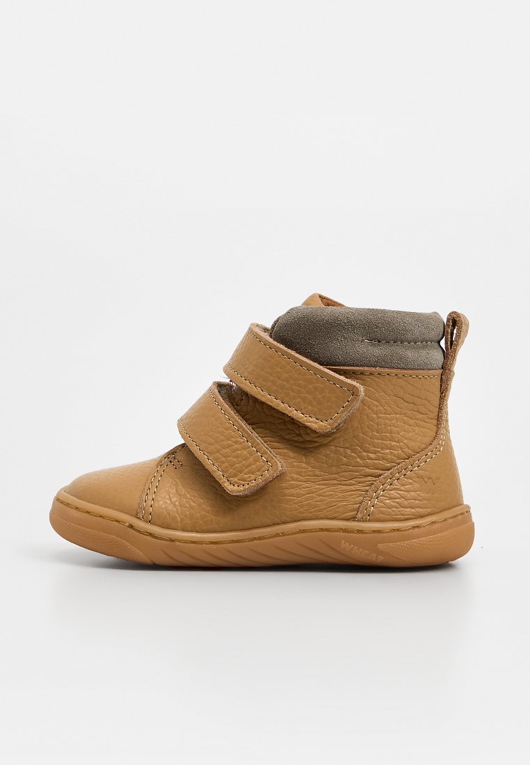 Brauner Lederschuh für Kleinkinder mit zwei Klettverschlüssen und einem gepolsterten grauen Kragen, seitlich auf weißem Hintergrund gezeigt.