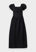 Schwarzes Midikleid mit Puffärmeln, quadratischem Ausschnitt, tailliertem Bund und gerafftem Rock auf weißem Hintergrund.