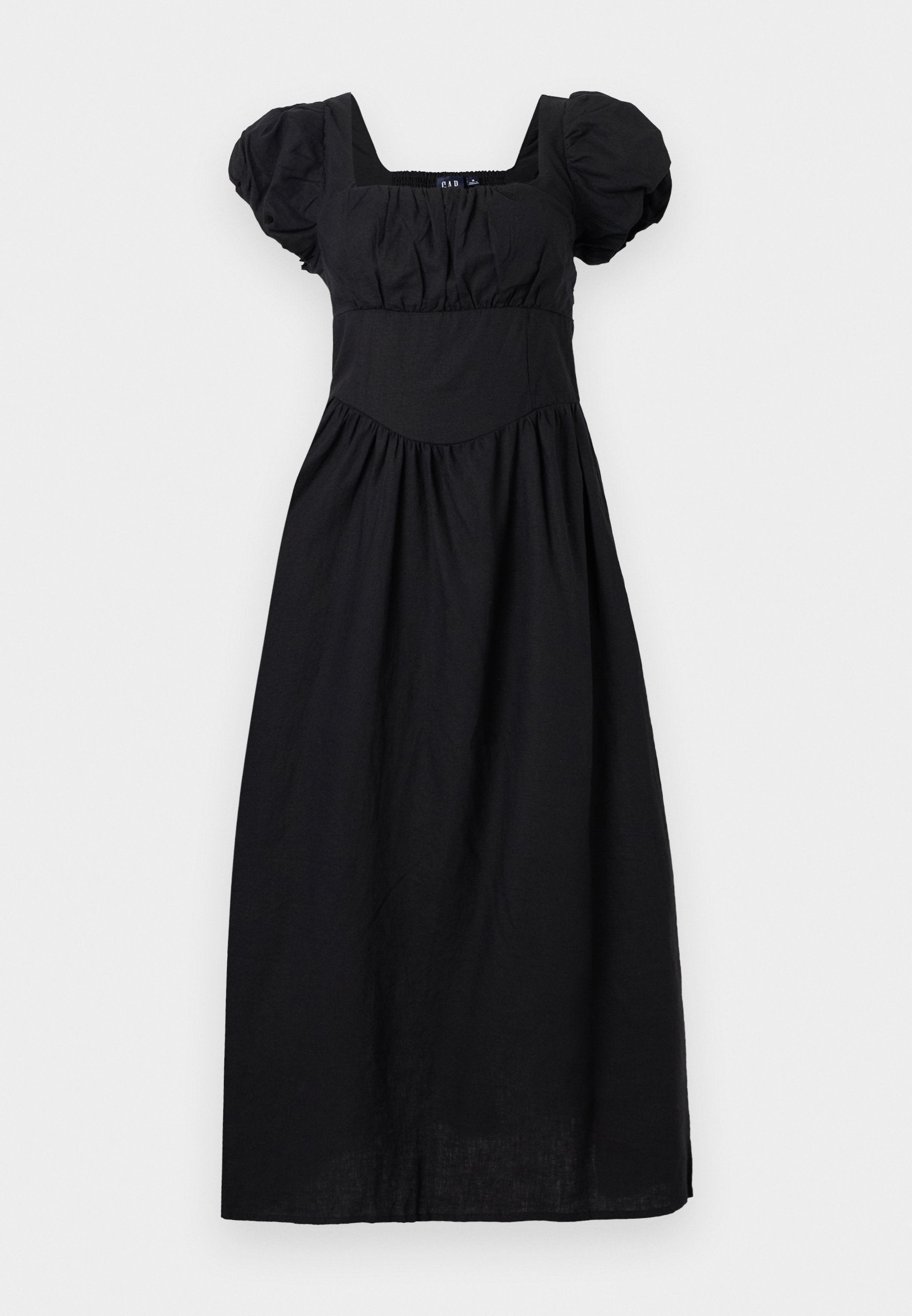Schwarzes Midikleid mit Puffärmeln, quadratischem Ausschnitt, tailliertem Bund und gerafftem Rock auf weißem Hintergrund.