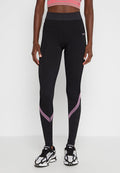 Schwarze, gerippte Leggings mit hoher Taille, die ein strukturiertes Detail in Grautönen und Violett entlang der Unterschenkel aufweisen. Kombinieren Sie sie mit Sneakers.